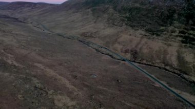 İrlanda Cumhuriyeti 'nin Donegal ilçesinde bulunan Gortahork' un Lough Lagha hava manzarası içme suyu ikmali için kullanılır..