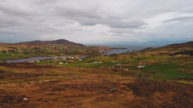 İrlanda 'nın Donegal ilçesinde Teelin' in hava görüntüsü.