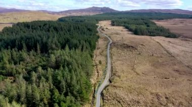 Lough Anna 'daki ana su borusunun hava görüntüsü Glenties ve Ardara' nın içme suyu kaynağı İrlanda 'nın Donegal ilçesi..