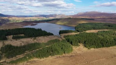 Lough Anna 'nın hava manzarası, Glenties ve Ardara için içme suyu kaynağı - County Donegal, İrlanda.
