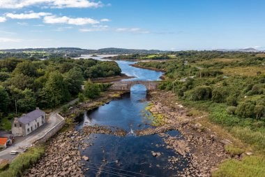 İrlanda Cumhuriyeti 'nin Donegal ilçesindeki Creeslough tarafındaki Doe Kalesi' ne yakın Lackagh nehri üzerindeki köprünün hava görüntüsü..
