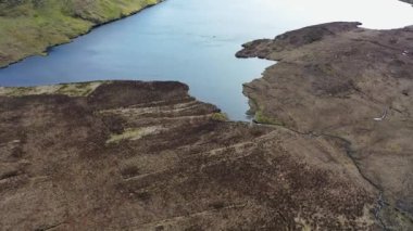 Lough Anna 'nın hava manzarası, Glenties ve Ardara için içme suyu kaynağı - County Donegal, İrlanda.