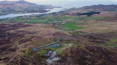 İrlanda 'nın Donegal ilçesindeki Slieve Ligi uçurumlarına giden Pilgrimlerin hava manzarası..