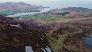 İrlanda 'nın Donegal ilçesindeki Slieve Ligi uçurumlarına giden Pilgrimlerin hava manzarası..