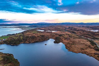 Donegal, İrlanda 'da Portnoo' daki Pound Lough 'un hava görüntüsü.