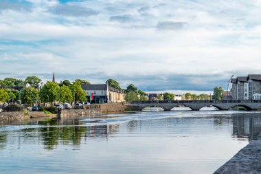 Ballina şehrinin ufuk çizgisi, İlçe Mayo, İrlanda.