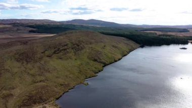 Lough Anna 'nın hava manzarası, Glenties ve Ardara için içme suyu kaynağı - County Donegal, İrlanda.