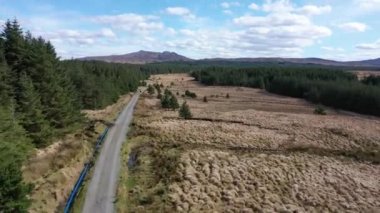 Tepelerde dörtlü sürüş - County Donegal, İrlanda.