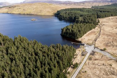 Lough Anna 'nın hava manzarası, Glenties ve Ardara için içme suyu kaynağı - County Donegal, İrlanda.