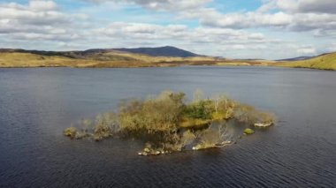 Lough Anna adasının havadan görünüşü - County Donegal, İrlanda.