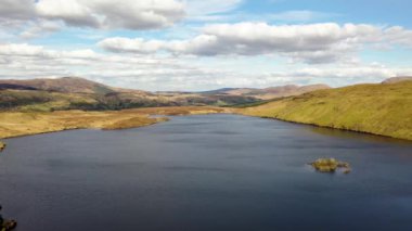Lough Anna 'nın hava manzarası, Glenties ve Ardara için içme suyu kaynağı - County Donegal, İrlanda.
