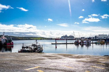 KILLYBEGS, IRELAND - 24 Eylül 2022: Vekil yolcu gemisi limanı ziyaret ediyor.