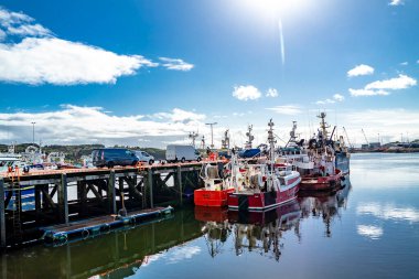 KILLYBEGS, IRELAND - 24 Eylül 2022: gemiler limana demirlediler.