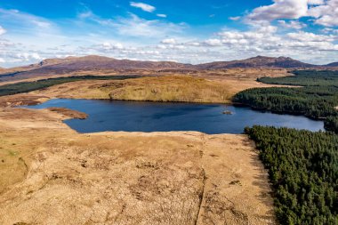 Lough Anna 'nın hava manzarası, Glenties ve Ardara için içme suyu kaynağı - County Donegal, İrlanda.