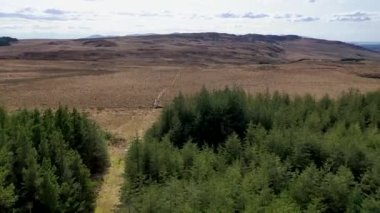 Lough Anna 'nın hava manzarası, Glenties ve Ardara için içme suyu kaynağı - County Donegal, İrlanda.