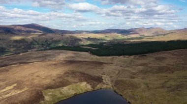 Lough Anna 'nın hava manzarası, Glenties ve Ardara için içme suyu kaynağı - County Donegal, İrlanda.