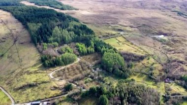 Su fabrikası Lough Anna 'nın hava manzarası Glenties ve Ardara için içme suyu kaynağı - County Donegal, İrlanda.