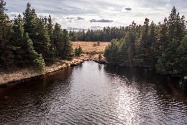 Lough Anna 'nın hava manzarası, Glenties ve Ardara için içme suyu kaynağı - County Donegal, İrlanda.