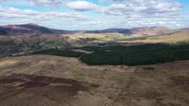 Lough Anna 'nın hava manzarası, Glenties ve Ardara için içme suyu kaynağı - County Donegal, İrlanda.