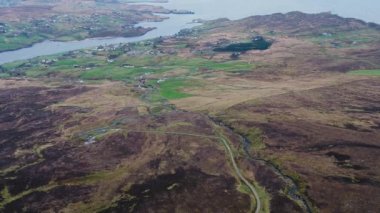 İrlanda 'nın Donegal ilçesindeki Slieve Ligi uçurumlarına giden Pilgrimlerin hava manzarası..