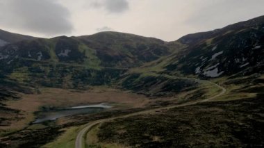 İrlanda 'nın Donegal ilçesindeki Slieve Ligi uçurumlarına giden Pilgrimlerin hava manzarası..