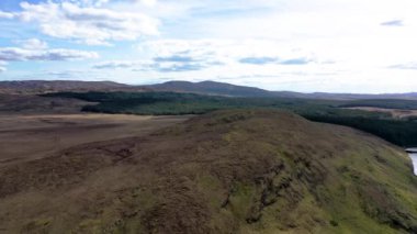 Lough Anna 'nın hava manzarası, Glenties ve Ardara için içme suyu kaynağı - County Donegal, İrlanda.