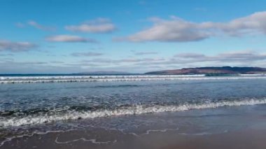 Donegal İlçesi, Portnoo 'dan Narin Caddesi' nde kış dalgaları