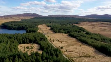 Lough Anna 'nın hava manzarası, Glenties ve Ardara için içme suyu kaynağı - County Donegal, İrlanda.