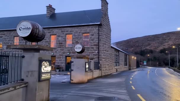 Crolly County Donegal Ierland Januari 2023 Crolly Distilleerderij Produceert Ierse — Stockvideo