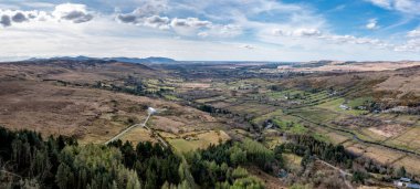Su fabrikası Lough Anna 'nın hava manzarası Glenties ve Ardara için içme suyu kaynağı - County Donegal, İrlanda.