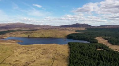 Lough Anna 'nın hava manzarası, Glenties ve Ardara için içme suyu kaynağı - County Donegal, İrlanda.