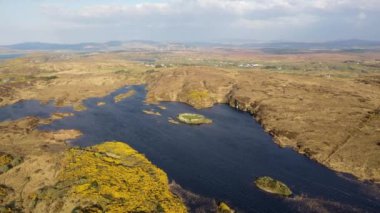 Ortaçağ kale ile ünlü Portnoo ve Ardara arasında Lough Doon havadan görünümü - County Donegal - İrlanda