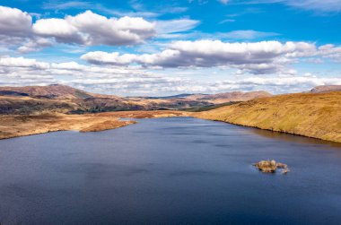 Lough Anna 'nın hava manzarası, Glenties ve Ardara için içme suyu kaynağı - County Donegal, İrlanda.