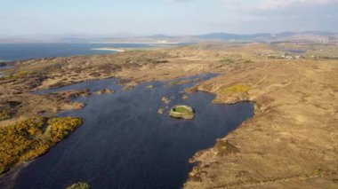 Ortaçağ kale ile ünlü Portnoo ve Ardara arasında Lough Doon havadan görünümü - County Donegal - İrlanda