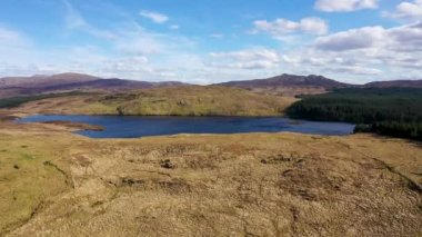 Lough Anna 'nın hava manzarası, Glenties ve Ardara için içme suyu kaynağı - County Donegal, İrlanda.