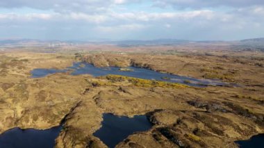 Ortaçağ kale ile ünlü Portnoo ve Ardara arasında Lough Doon havadan görünümü - County Donegal - İrlanda