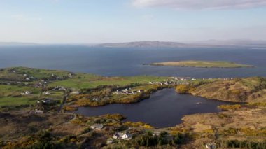 Donegal, İrlanda 'da Portnoo' daki Pound Lough 'un hava görüntüsü.