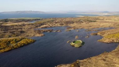 İrlanda 'nın Donegal ilçesinde Portnoo' nun Lough Doon ve Ringfort hava manzarası.