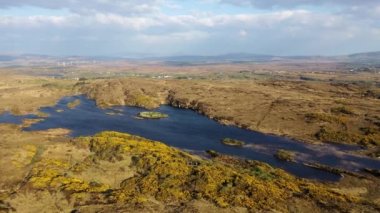 Ortaçağ kale ile ünlü Portnoo ve Ardara arasında Lough Doon havadan görünümü - County Donegal - İrlanda