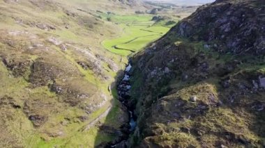 Meentashask 'ın güzel bölgesi Donegal, İrlanda' daki Assaranca şelalesinin üzerinde..