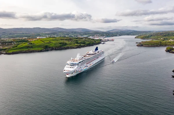 stock image KILLYBEGS, IRELAND - MAY 16 2023: The Norwegian Star leaving after visiting Killybegs.