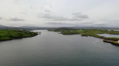 Donegal, İrlanda 'da Killybegs' e doğru uçuyor..