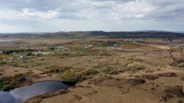 Ardara 'nın Donegal - İrlanda' daki Sandfield ve Kilclooney bölgesinin hava görüntüsü..