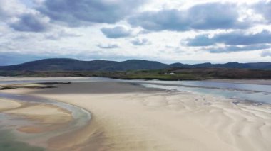 Donegal 'de Ardara ve Portnoo arasındaki Sheskinmore Körfezi - İrlanda