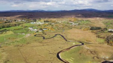 Donegal 'de Ardara ve Portnoo arasındaki Sandfield bölgesinin havadan görüntüsü - İrlanda