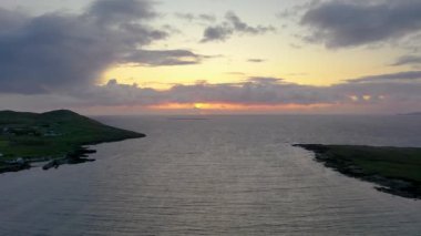 Donegal İlçesi Portnoo 'da günbatımı - İrlanda.