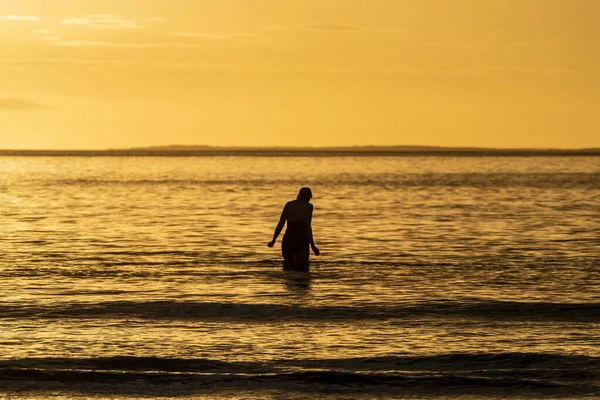 Силуэт Женщины Пловца Уходящей Атлантический Океан Ирландии — стоковое фото