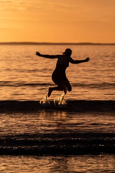Силует Самиці Плавця Сплескується Атлантичному Океані Ірландії — стокове фото