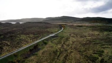 İrlanda Cumhuriyeti Donegal ilçesinde Falcarragh 'ın Burtonport Demiryolu Yürüyüşü' nün hava manzarası..