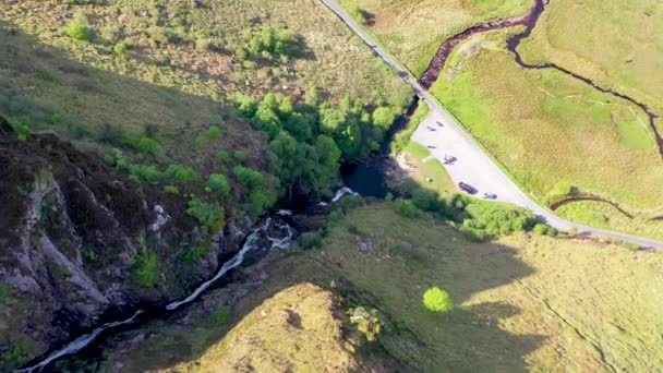 Κεραία Του Καταρράκτη Ασσαράνκα Στην Κομητεία Ντόνεγκαλ Ιρλανδία — Αρχείο Βίντεο